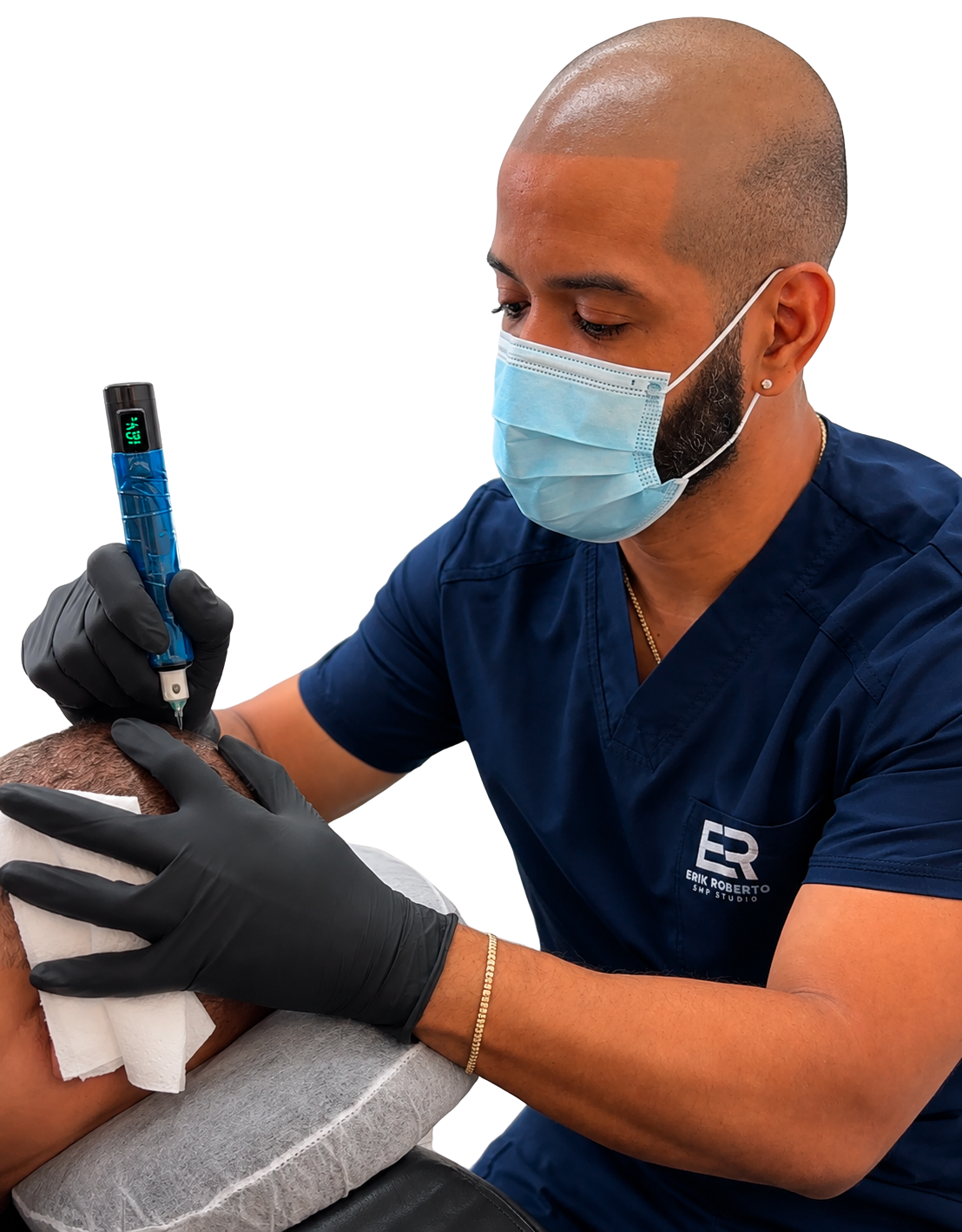 Erik Roberto performing scalp micropigmentation